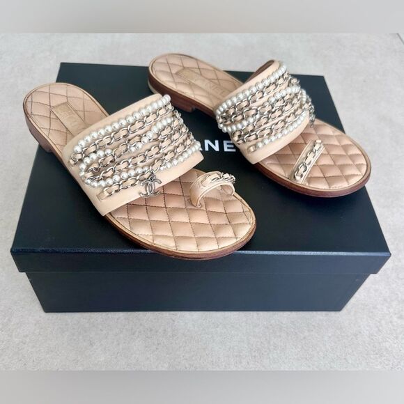 Chanel CC Logo Charm Lambskin Pearl Chain Flat Beige Sandals EU 39C Toe Ring